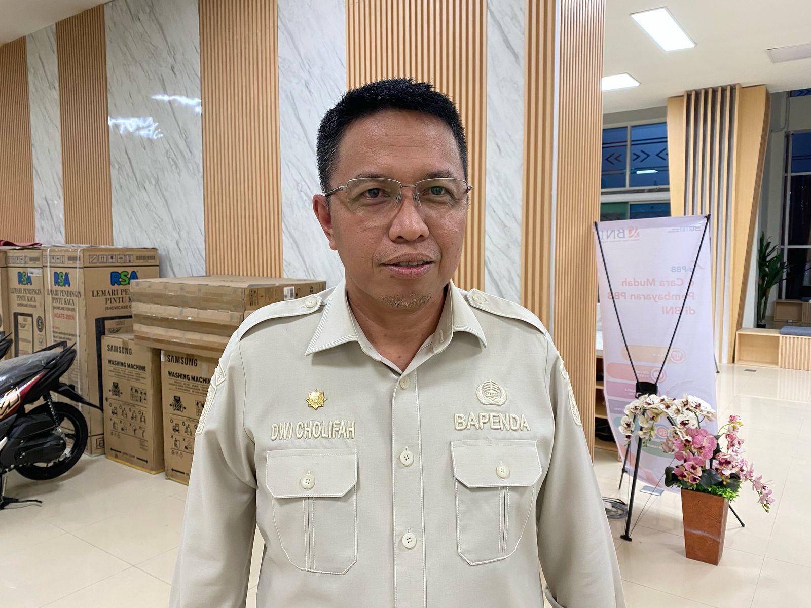 Kepala Bapenda Mimika Drs Dwi Cholifah